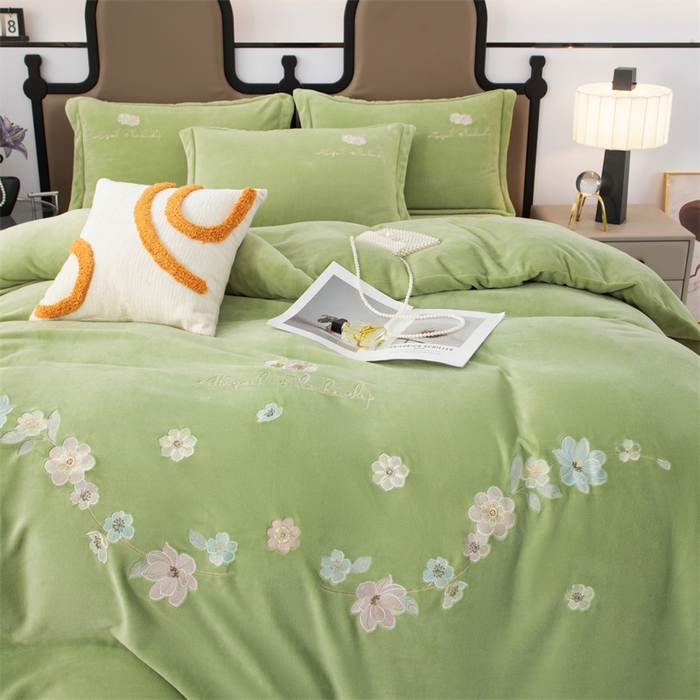 91家纺网 家纺一手货源 找家纺 优姿家纺 2025新款全消光10斤牛奶绒宽边绣花保暖四件套 花季-抹茶绿