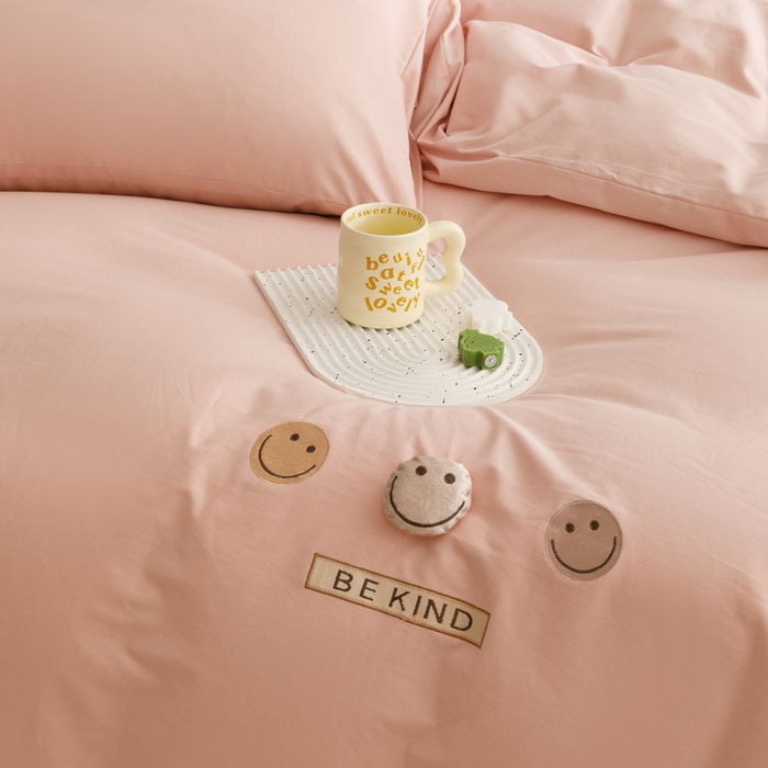 91家纺网 家纺一手货源 找家纺 艾莱家纺 2024新款全棉柔顺磨毛立体刺绣四件套--笑脸-星语 笑脸-沐粉