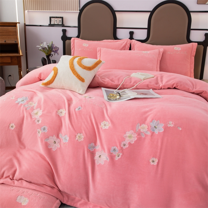 91家纺网 家纺一手货源 找家纺 优姿家纺 2025新款全消光10斤牛奶绒宽边绣花保暖四件套 花季-少女粉