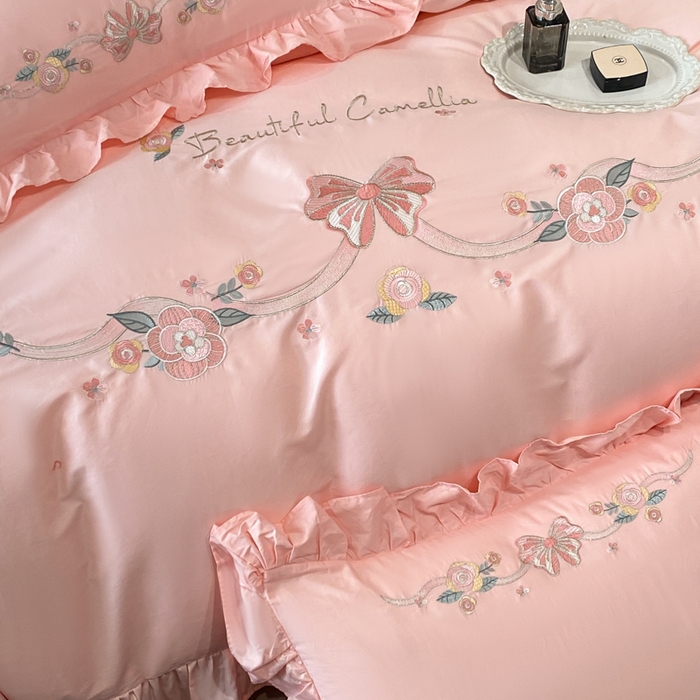 91家纺网 家纺一手货源 找家纺 金麦家纺 2024新款全棉刺绣花边系列四件套 梦蝶粉