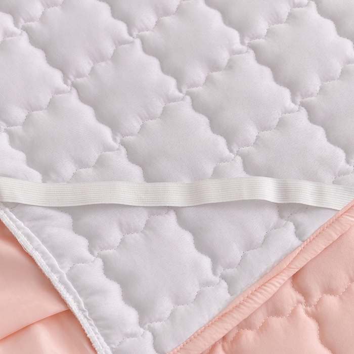 91家纺网 家纺一手货源 找家纺 艾裙海 2025新款90克磨毛夹棉绗缝床裙 粉玉色