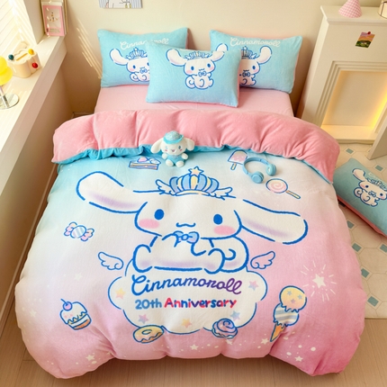 91家纺网 家纺一手货源 找家纺 孩子王家纺 2024新款正版授权三丽鸥库洛米大版卡通学生宿舍双面加厚牛奶绒系列四件套--提供买家秀 闪亮玉桂狗