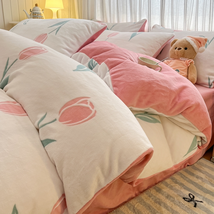 91家纺网 家纺一手货源 找家纺 绘萱家居 2025新款高克重雕花雕印纯色牛奶绒四件套双拼法莱绒珊瑚绒 雕印郁金香-粉