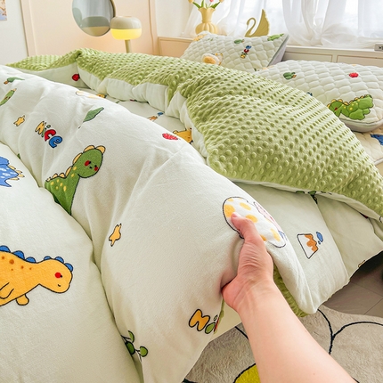 91家纺网 家纺一手货源 找家纺 悦织语 2024新品加厚A面印花牛奶绒+B面牛奶绒豆豆单被套场景二 恐龙总动员