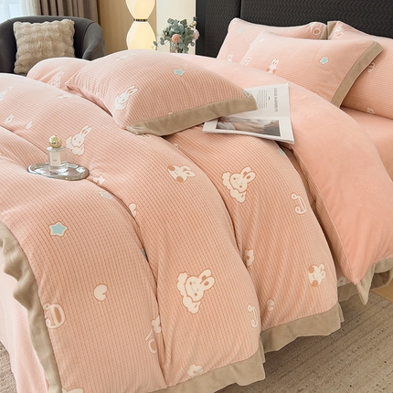 91家纺网 家纺一手货源 找家纺 （总）悦织语 2024新款230g提花牛奶绒拼角四件套