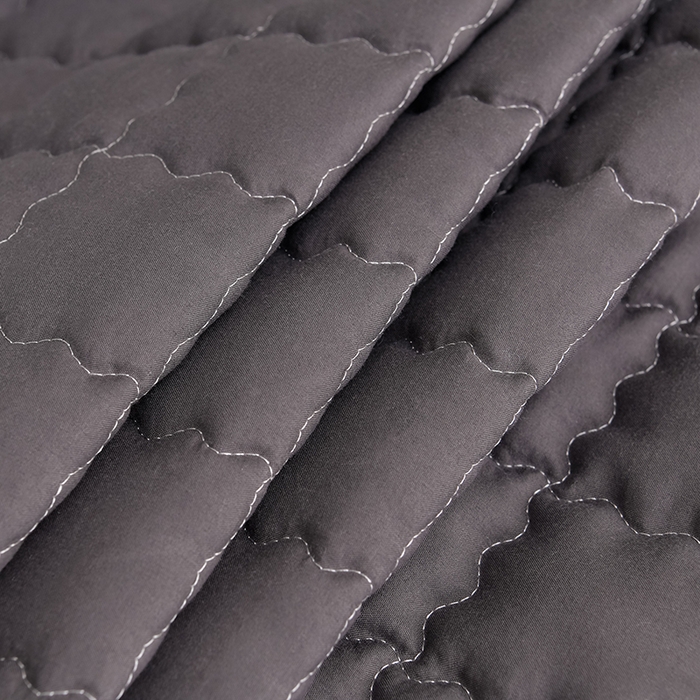 91家纺网 家纺一手货源 找家纺 艾裙海 2025新款90克磨毛夹棉绗缝床裙 深灰色