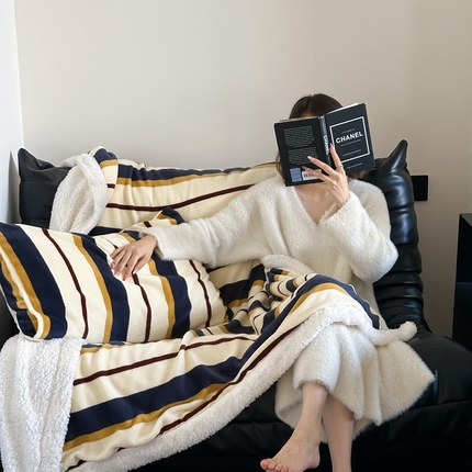 91家纺网 家纺一手货源 找家纺 （总）桃喜 2024新款牛奶绒羊羔绒条纹系列盖绒毛毯午休毯多功能毛毯-场景二