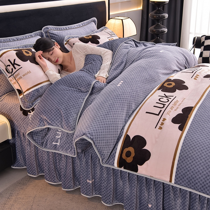 91家纺网 家纺一手货源 找家纺 佳品居 2025新款8斤床裙款牛奶绒四件套 轻奢主义