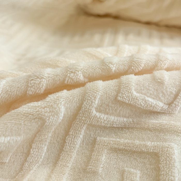 91家纺网 家纺一手货源 找家纺 绘萱家居 2025新款高克重雕花雕印纯色牛奶绒四件套双拼法莱绒珊瑚绒 回字格-奶白咖