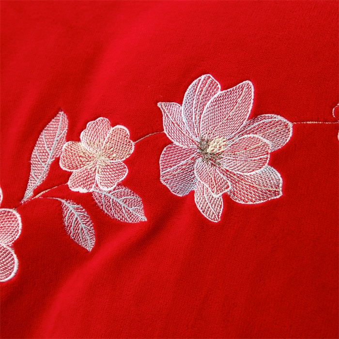 91家纺网 家纺一手货源 找家纺 优姿家纺 2025新款全消光10斤牛奶绒宽边绣花保暖四件套 花季-大红