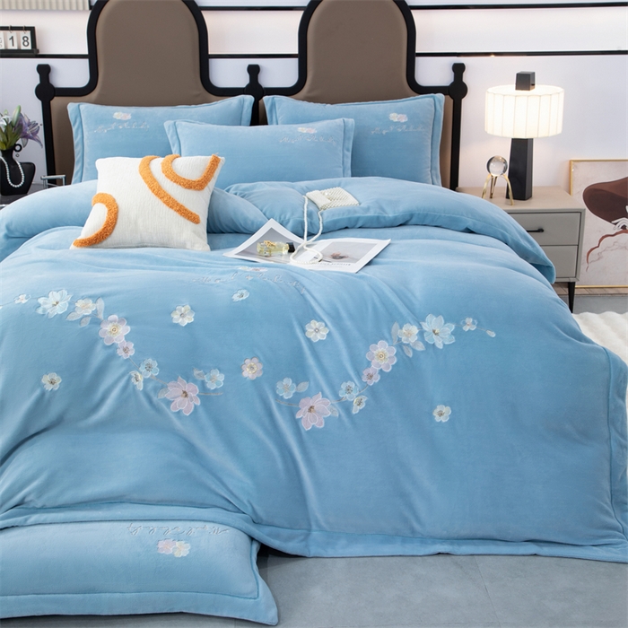 91家纺网 家纺一手货源 找家纺 优姿家纺 2025新款全消光10斤牛奶绒宽边绣花保暖四件套 花季-天空蓝