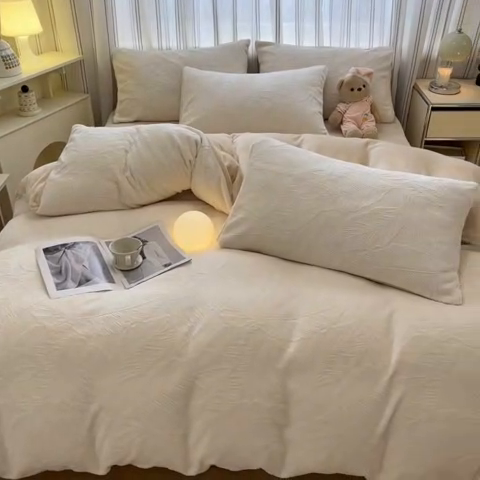 91家纺网 家纺一手货源 找家纺 绘萱家居 2025新款高克重雕花雕印纯色牛奶绒四件套双拼法莱绒珊瑚绒 芭蕉叶-奶白咖