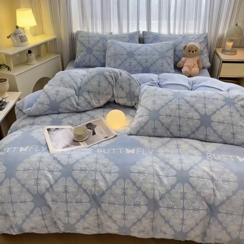 91家纺网 家纺一手货源 找家纺 绘萱家居 2025新款高克重雕花雕印纯色牛奶绒四件套双拼法莱绒珊瑚绒 雕印蝴蝶-浅兰