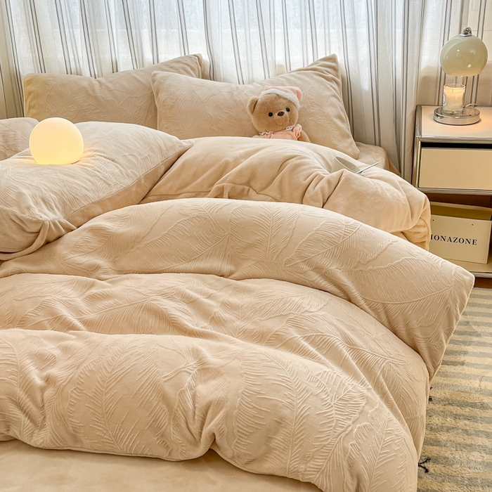 91家纺网 家纺一手货源 找家纺 绘萱家居 2025新款高克重雕花雕印纯色牛奶绒四件套双拼法莱绒珊瑚绒 芭蕉叶-奶咖