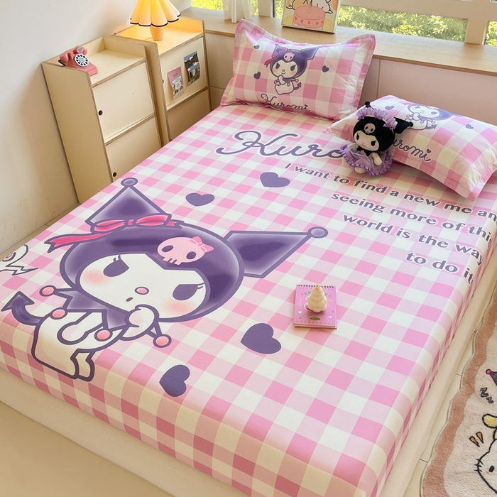 91家纺网 家纺一手货源 找家纺 博雅 2024新款三丽鸥全棉大版印花床笠系列 全棉大版-格子库洛米