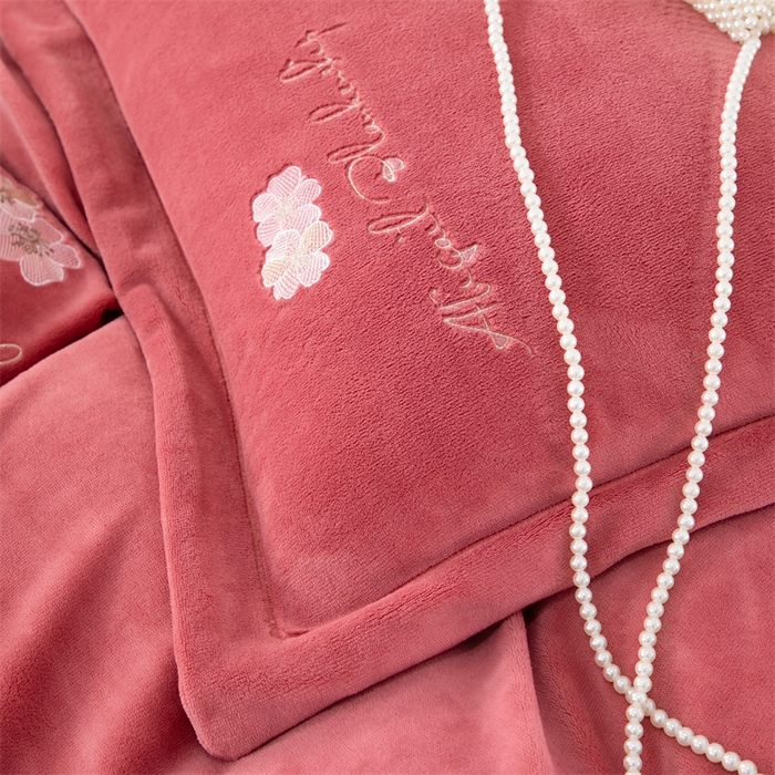 91家纺网 家纺一手货源 找家纺 优姿家纺 2025新款全消光10斤牛奶绒宽边绣花保暖四件套 花季-豆沙红