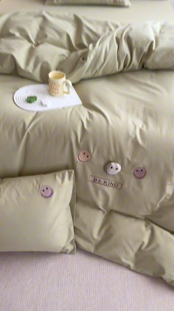 91家纺网 家纺一手货源 找家纺 艾莱家纺 2024新款全棉柔顺磨毛立体刺绣四件套--笑脸-星语 笑脸-芥绿