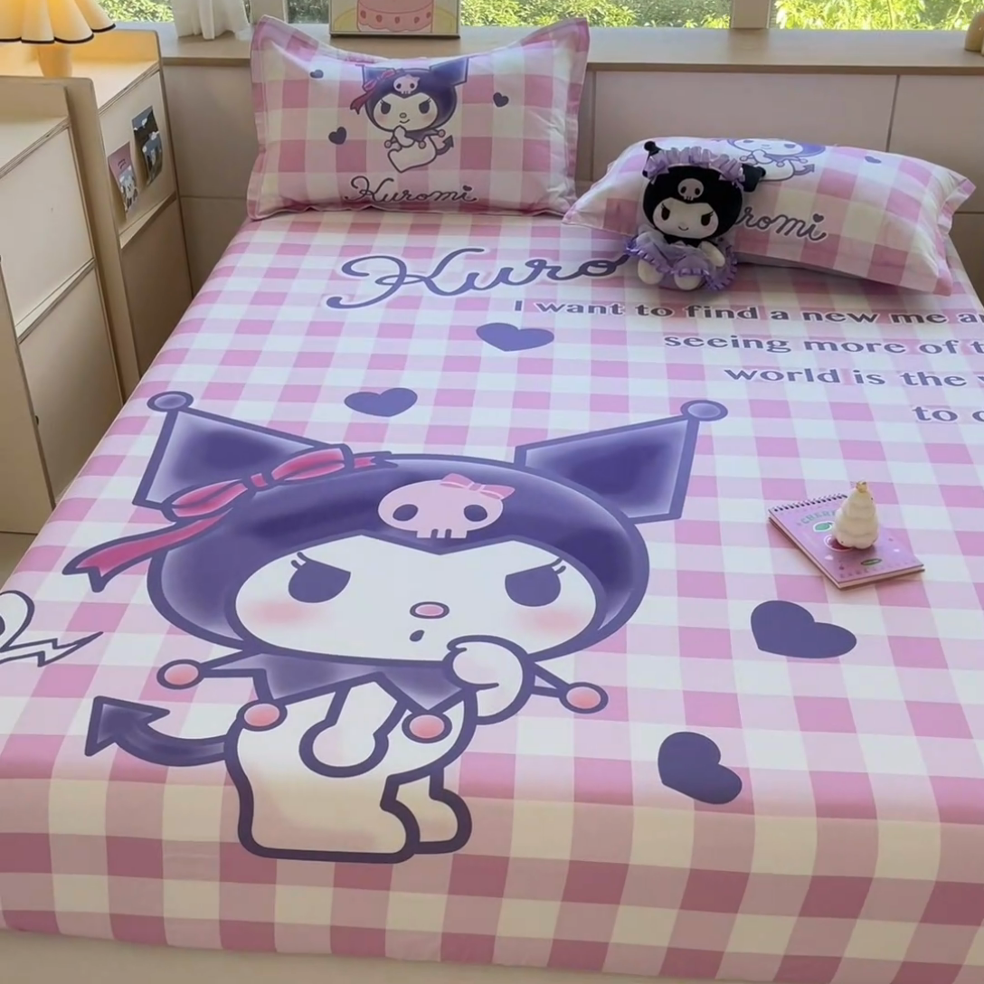 91家纺网 家纺一手货源 找家纺 博雅 2024新款三丽鸥全棉大版印花床笠系列 全棉大版-格子库洛米