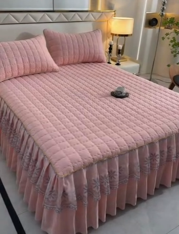 91家纺网 家纺一手货源 找家纺 艾裙海 2025新款90克磨毛夹棉绗缝床裙 粉玉色