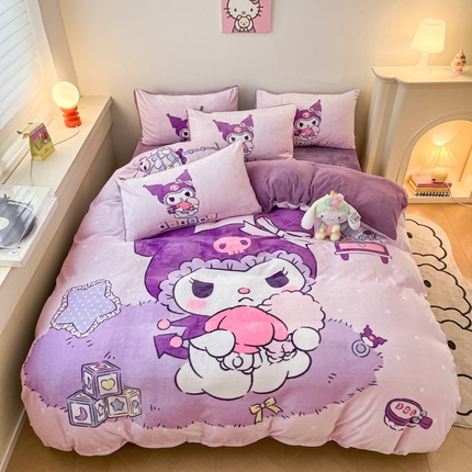 91家纺网 家纺一手货源 找家纺 孩子王家纺 2024新款正版授权三丽鸥库洛米大版卡通学生宿舍双面加厚牛奶绒系列四件套--提供买家秀 美妆库洛米