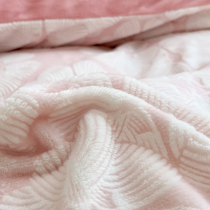 91家纺网 家纺一手货源 找家纺 绘萱家居 2025新款高克重雕花雕印纯色牛奶绒四件套双拼法莱绒珊瑚绒 雕印蝴蝶-浅粉