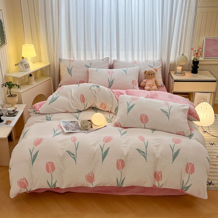 91家纺网 家纺一手货源 找家纺 绘萱家居 2025新款高克重雕花雕印纯色牛奶绒四件套双拼法莱绒珊瑚绒 雕印郁金香-粉