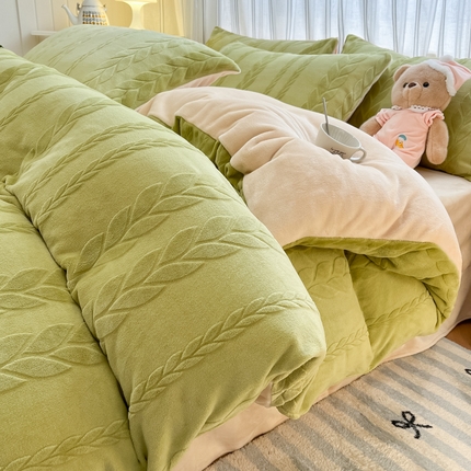 91家纺网 家纺一手货源 找家纺 （总）绘萱家居 2025新款高克重雕花雕印纯色牛奶绒四件套双拼法莱绒珊瑚绒