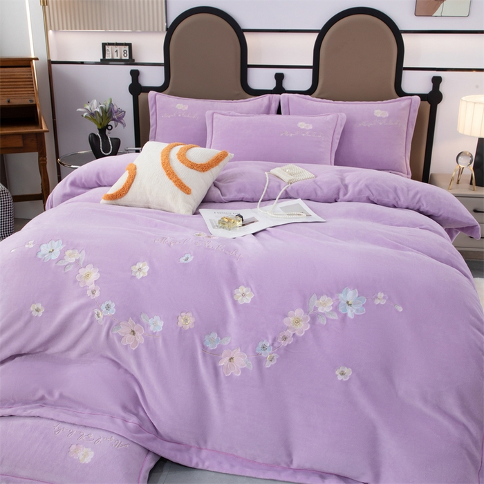 91家纺网 家纺一手货源 找家纺 优姿家纺 2025新款全消光10斤牛奶绒宽边绣花保暖四件套 花季-千代紫