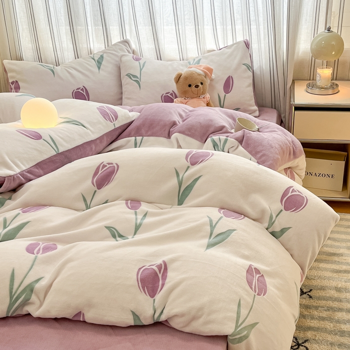 91家纺网 家纺一手货源 找家纺 绘萱家居 2025新款高克重雕花雕印纯色牛奶绒四件套双拼法莱绒珊瑚绒 雕印郁金香-紫