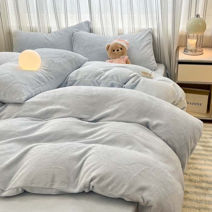 91家纺网 家纺一手货源 找家纺 绘萱家居 2025新款高克重雕花雕印纯色牛奶绒四件套双拼法莱绒珊瑚绒 芭蕉叶-浅兰