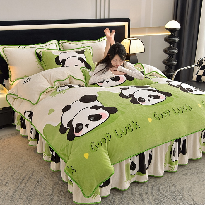 91家纺网 家纺一手货源 找家纺 佳品居 2025新款8斤床裙款牛奶绒四件套 呆萌熊猫