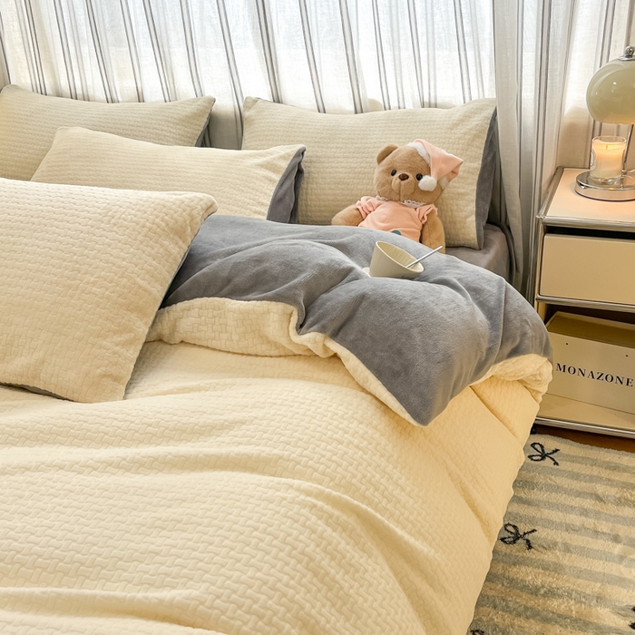 91家纺网 家纺一手货源 找家纺 绘萱家居 2025新款高克重雕花雕印纯色牛奶绒四件套双拼法莱绒珊瑚绒 华夫格-奶白灰