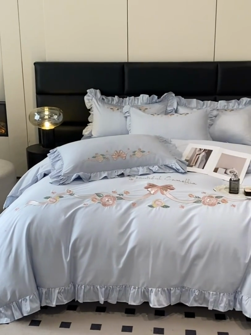 91家纺网 家纺一手货源 找家纺 金麦家纺 2024新款全棉刺绣花边系列四件套 梦蝶蓝