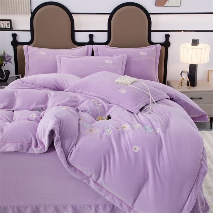 91家纺网 家纺一手货源 找家纺 优姿家纺 2025新款全消光10斤牛奶绒宽边绣花保暖四件套 花季-千代紫