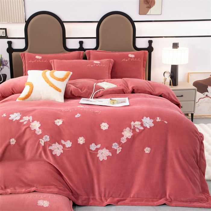 91家纺网 家纺一手货源 找家纺 优姿家纺 2025新款全消光10斤牛奶绒宽边绣花保暖四件套 花季-豆沙红