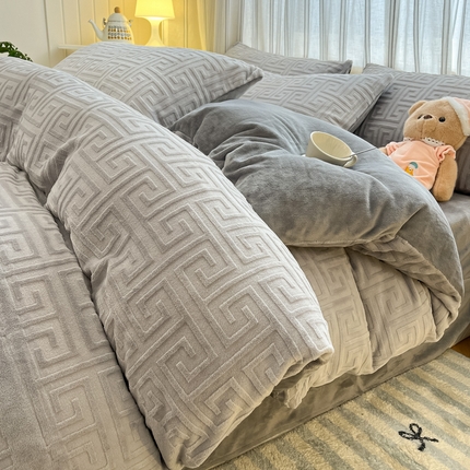 91家纺网 家纺一手货源 找家纺 （总）绘萱家居 2025新款高克重雕花雕印纯色牛奶绒四件套双拼法莱绒珊瑚绒