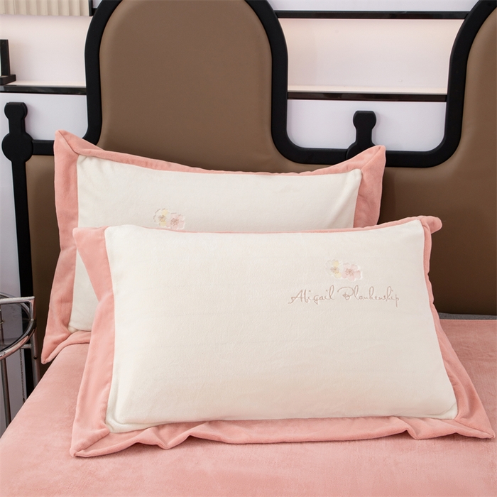 91家纺网 家纺一手货源 找家纺 优姿家纺 2025新款全消光10斤牛奶绒宽边绣花保暖四件套 花季-粉白