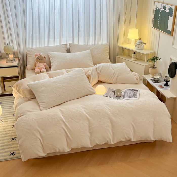 91家纺网 家纺一手货源 找家纺 绘萱家居 2025新款高克重雕花雕印纯色牛奶绒四件套双拼法莱绒珊瑚绒 芭蕉叶-奶白咖