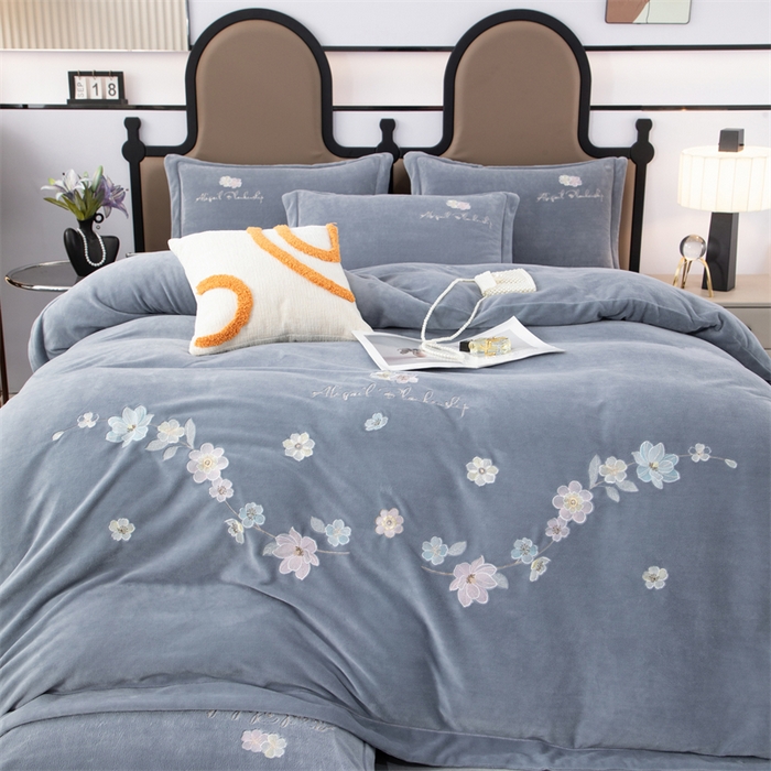 91家纺网 家纺一手货源 找家纺 优姿家纺 2025新款全消光10斤牛奶绒宽边绣花保暖四件套 花季-太空灰