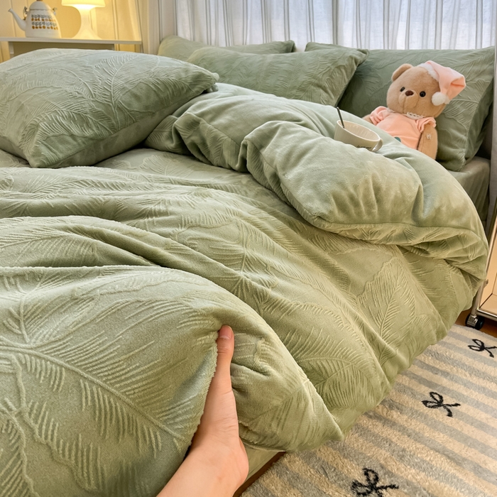 91家纺网 家纺一手货源 找家纺 绘萱家居 2025新款高克重雕花雕印纯色牛奶绒四件套双拼法莱绒珊瑚绒 芭蕉叶-灰绿