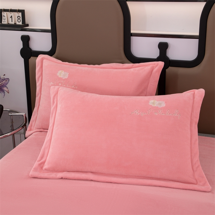 91家纺网 家纺一手货源 找家纺 优姿家纺 2025新款全消光10斤牛奶绒宽边绣花保暖四件套 花季-少女粉