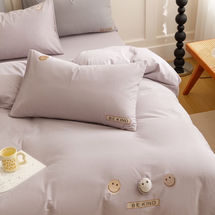 91家纺网 家纺一手货源 找家纺 艾莱家纺 2024新款全棉柔顺磨毛立体刺绣四件套--笑脸-星语 笑脸-紫色