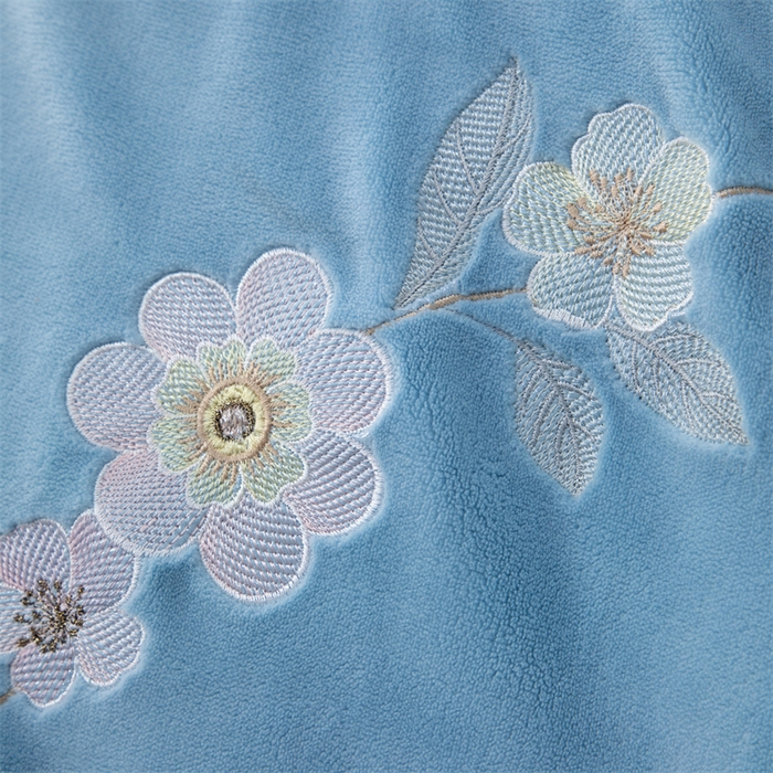 91家纺网 家纺一手货源 找家纺 优姿家纺 2025新款全消光10斤牛奶绒宽边绣花保暖四件套 花季-天空蓝
