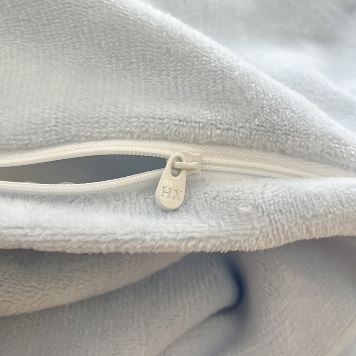 91家纺网 家纺一手货源 找家纺 绘萱家居 2025新款高克重雕花雕印纯色牛奶绒四件套双拼法莱绒珊瑚绒 芭蕉叶-浅兰