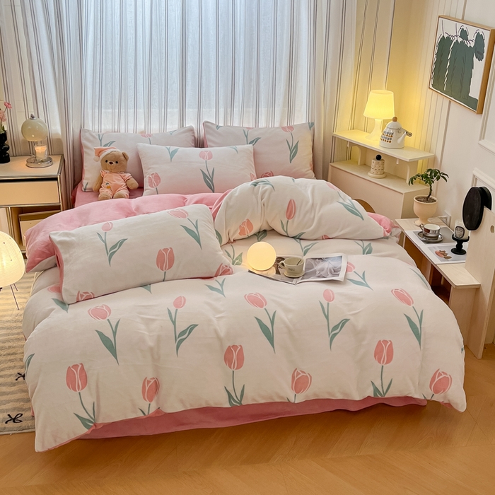 91家纺网 家纺一手货源 找家纺 绘萱家居 2025新款高克重雕花雕印纯色牛奶绒四件套双拼法莱绒珊瑚绒 雕印郁金香-粉