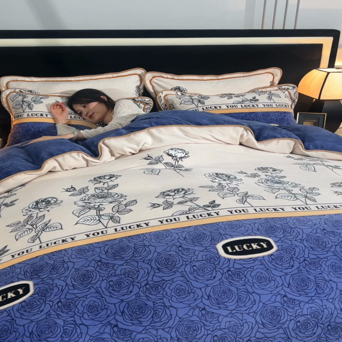 91家纺网 家纺一手货源 找家纺 佳品居 2025新款8斤床裙款牛奶绒四件套 花枝漫舞蓝