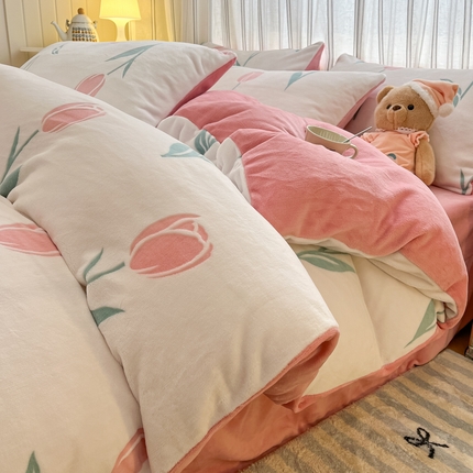 91家纺网 家纺一手货源 找家纺 （总）绘萱家居 2025新款高克重雕花雕印纯色牛奶绒四件套双拼法莱绒珊瑚绒