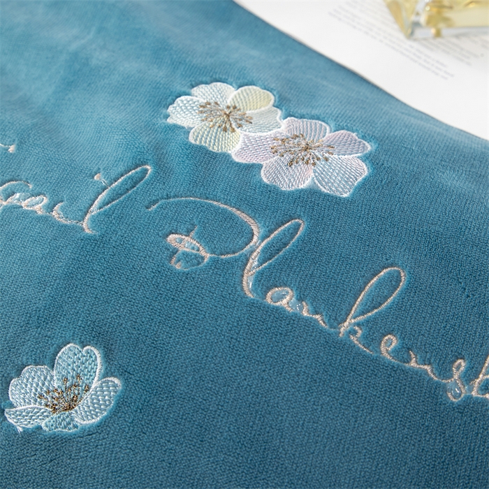 91家纺网 家纺一手货源 找家纺 优姿家纺 2025新款全消光10斤牛奶绒宽边绣花保暖四件套 花季-宝石蓝