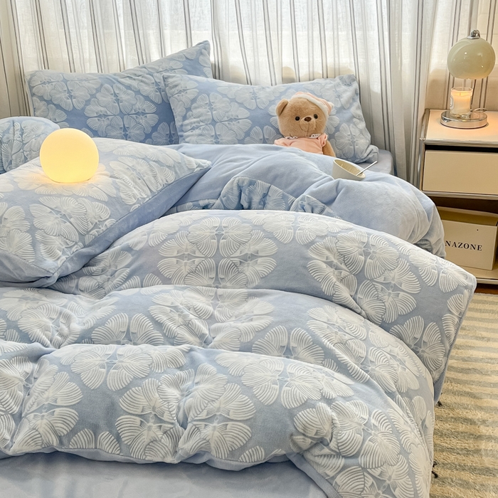 91家纺网 家纺一手货源 找家纺 绘萱家居 2025新款高克重雕花雕印纯色牛奶绒四件套双拼法莱绒珊瑚绒 雕印蝴蝶-浅兰