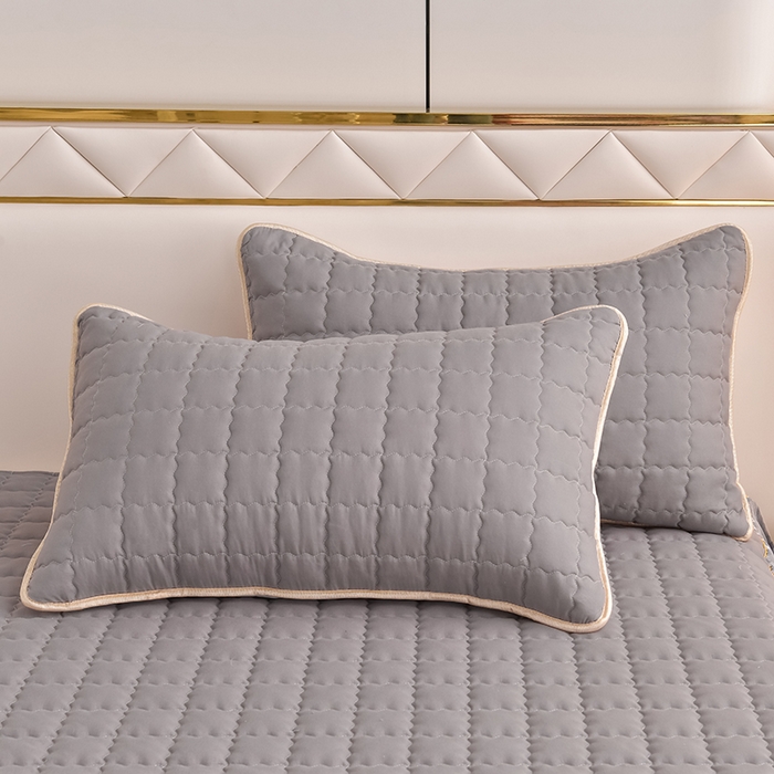 91家纺网 家纺一手货源 找家纺 艾裙海 2025新款90克磨毛夹棉绗缝床裙 浅灰色